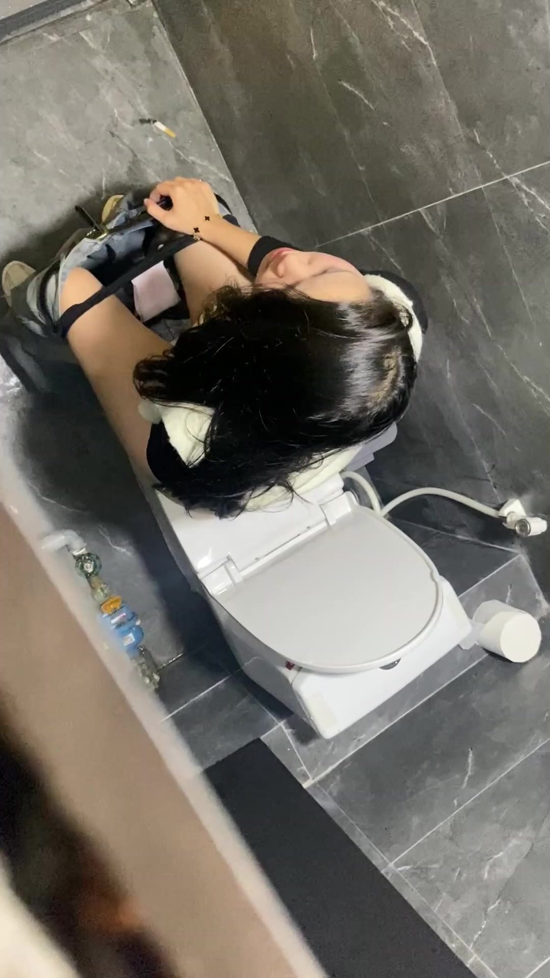 seri đặt cam quay lén nhà vệ sinh nữ em nào đít cũng to lồn múp - phần 47